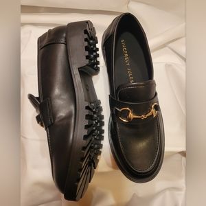 Sincerely Jules size 8 gold detailed loafers